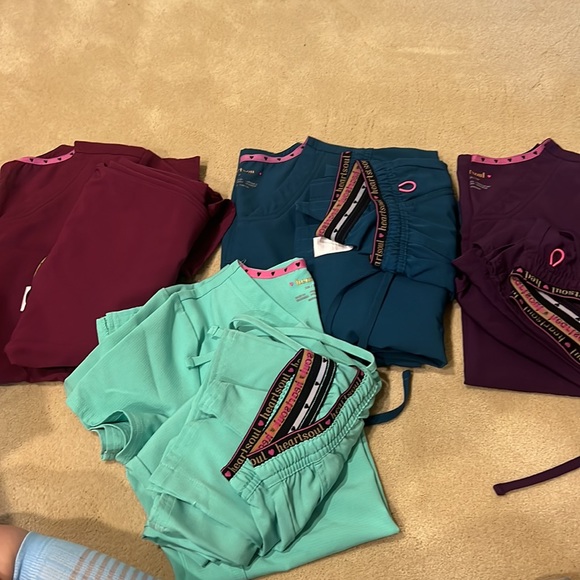 4sets XS scrubs - Picture 2 of 4